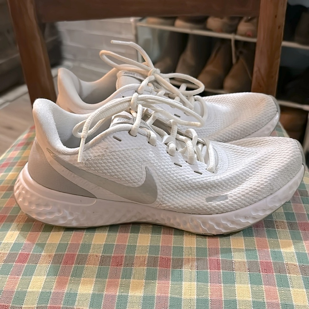 •Women’s•White•Nike•Revolution•Size•7.5•